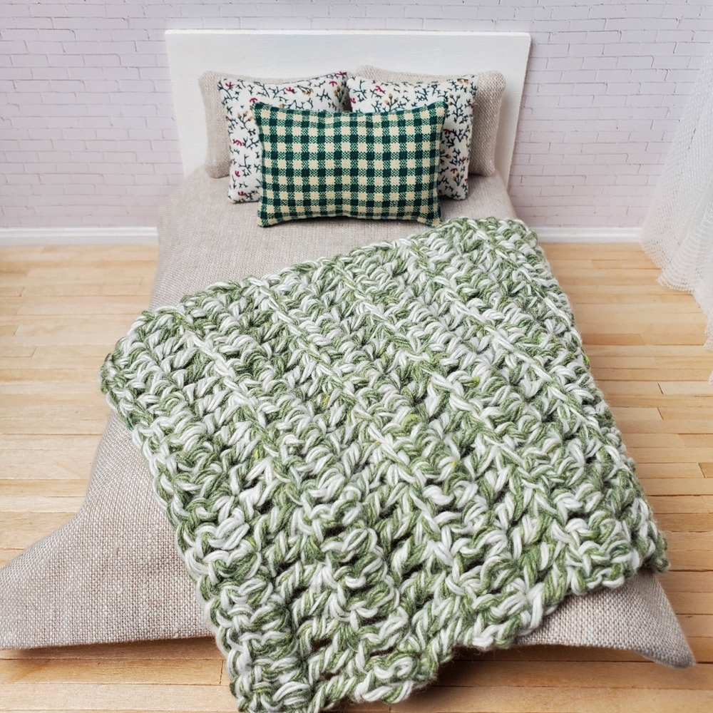 Miniature Dollhouse Crochet Throw Blanket Green Ivory 1:12 Scale